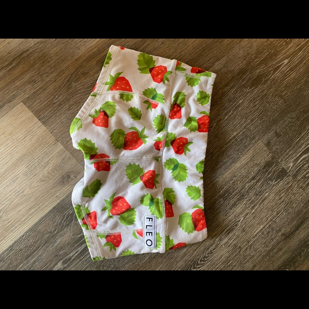 FLEO size small shorts